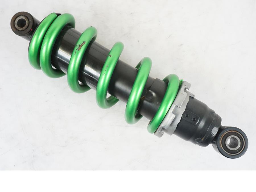 Snett uppifrån på Stötdämpare från en Kawasaki ER-6N -2016 motorcykel.