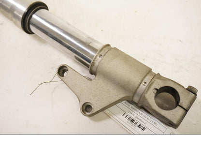 Vänster sida på Gaffelben från en Ducati Monster 620 -2004 motorcykel.