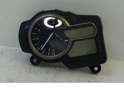 Framsidan på Instrumentpanel från en Suzuki DL 1000 -2016 motorcykel.