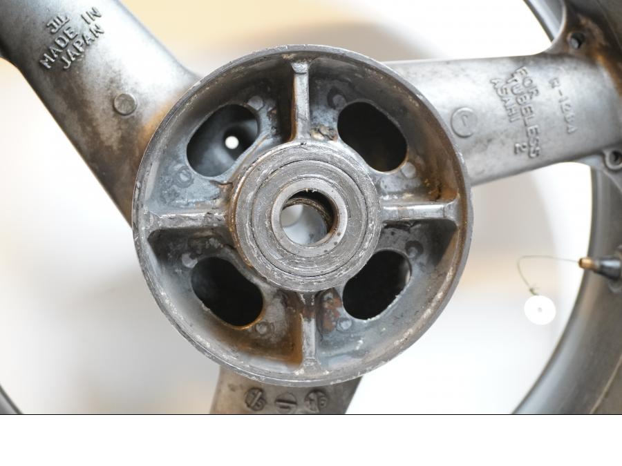 Extrabild2 på Fälg från en Kawasaki ZX-9R -1994 motorcykel.