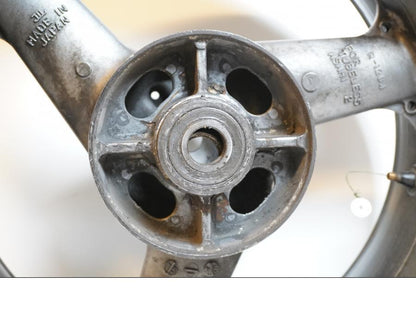 Extrabild2 på Fälg från en Kawasaki ZX-9R -1994 motorcykel.