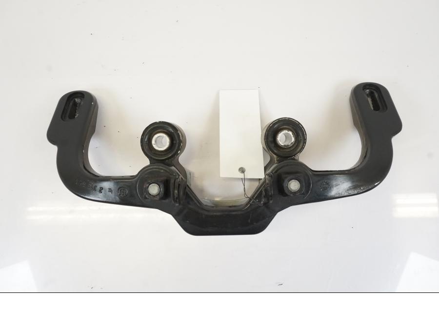 Baksidan på Styrfäste från en BMW R 1150 RS -2003 motorcykel.