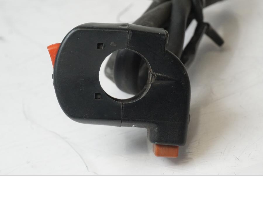 Höger sida på <p>Styrelreglage höger från Honda XRV 750 1993.</p>

<p>Saknar plastpiggen för låsning på styret se bild.</p> motorcykel.