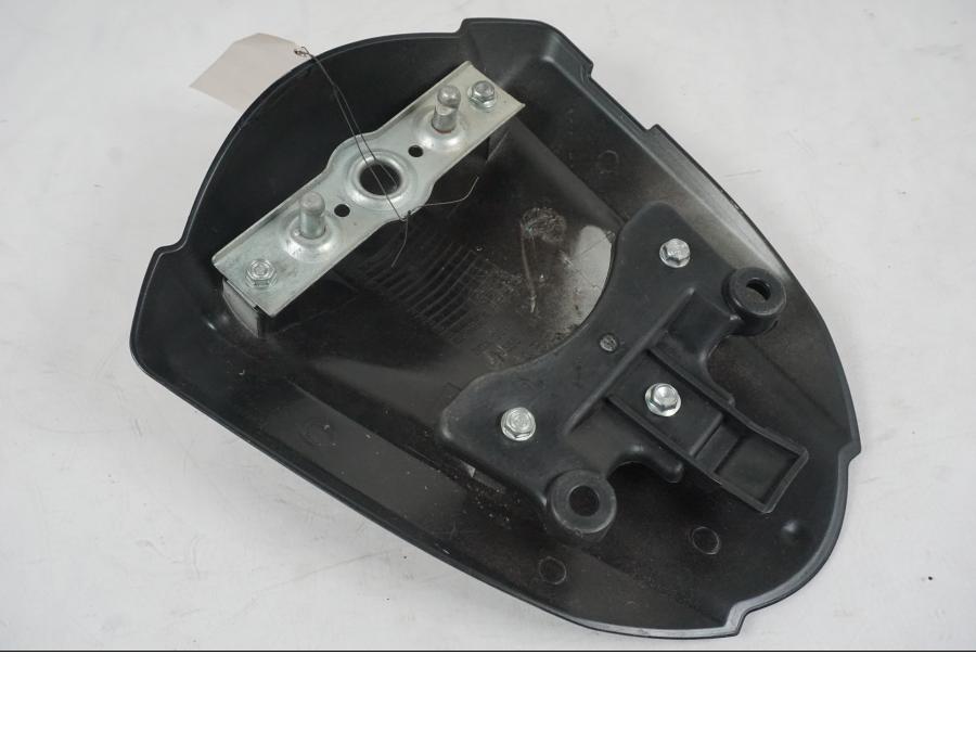 Snett uppifrån på <p>Kuts från Suzuki GSX-R 1000 2008.</p>

<p>Omlackerad. Små lättare lackskador finns.</p>

<p>Saknar gummidämpning och hjälmhållaren.</p> motorcykel.