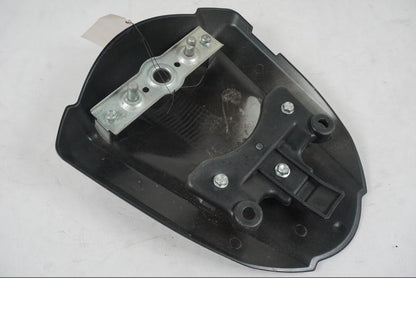 Snett uppifrån på <p>Kuts från Suzuki GSX-R 1000 2008.</p>

<p>Omlackerad. Små lättare lackskador finns.</p>

<p>Saknar gummidämpning och hjälmhållaren.</p> motorcykel.