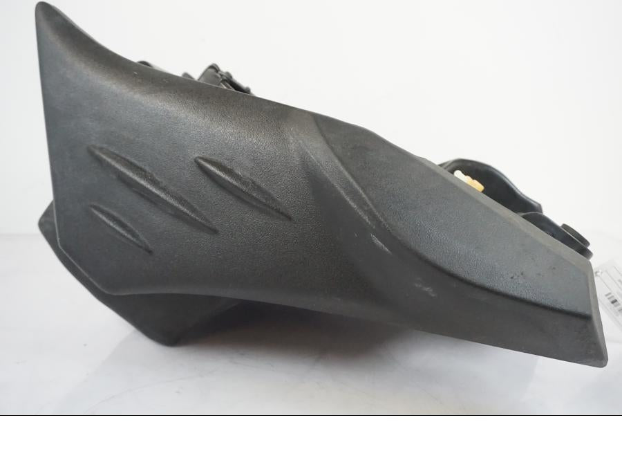 Snett nerifrån på Bensintank från en BMW F 650 CS -2002 motorcykel.