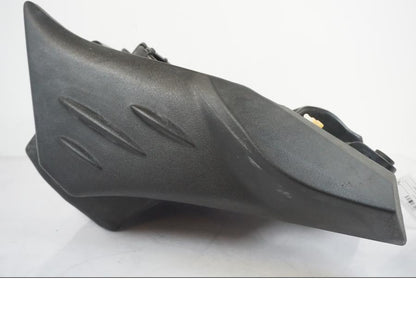 Snett nerifrån på Bensintank från en BMW F 650 CS -2002 motorcykel.