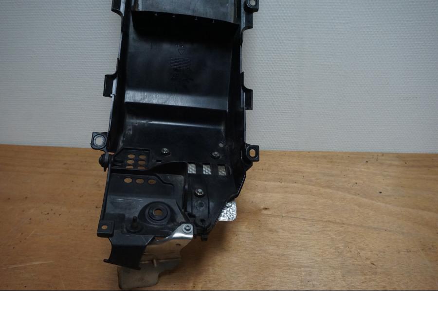 Höger sida på Undertail från en Aprilia Tuono V4R -2016 motorcykel.