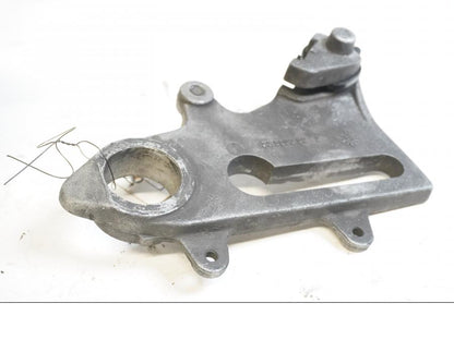 Framsidan på Bromsoksfäste från en KTM 640 Duke -2001 motorcykel.