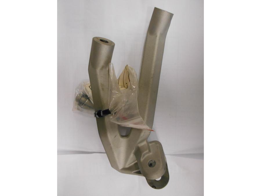 Snett nerifrån på Fotpinnefäste från en KTM RC8 -2008 motorcykel.