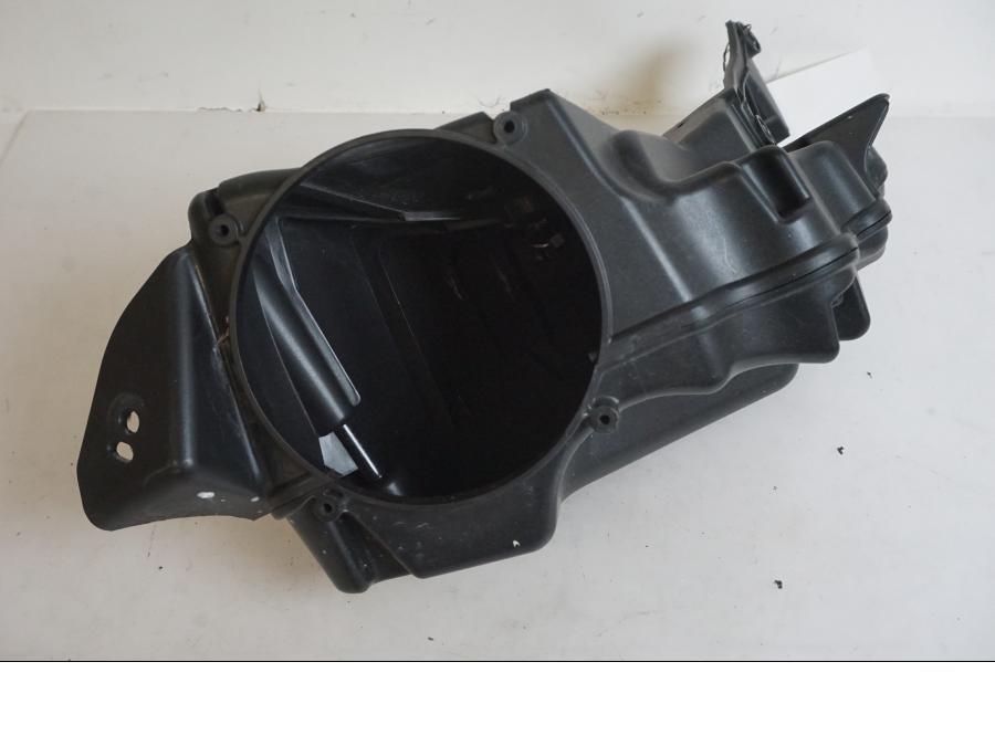 Framsidan på Högtalarbox från en Indian Chieftain Dark Horse -2019 motorcykel.