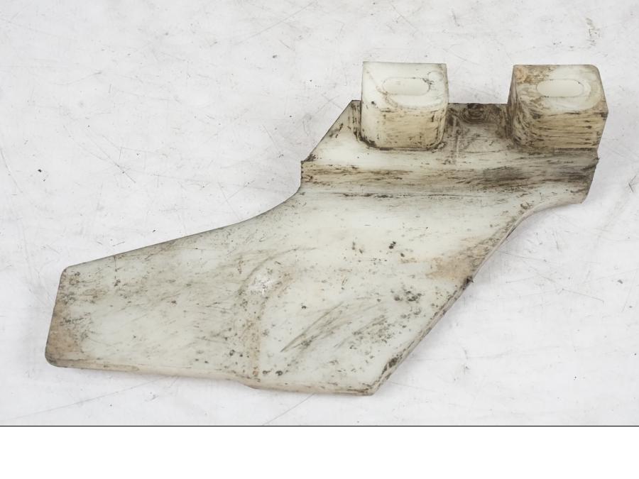 Höger sida på Kedjeskydd från en Kawasaki KL 650A -1987 motorcykel.