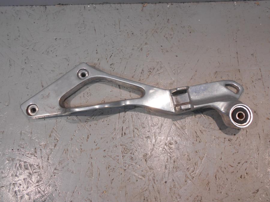 Framsidan på Fotpinnefäste från en Yamaha TDM 850 -1999 motorcykel.