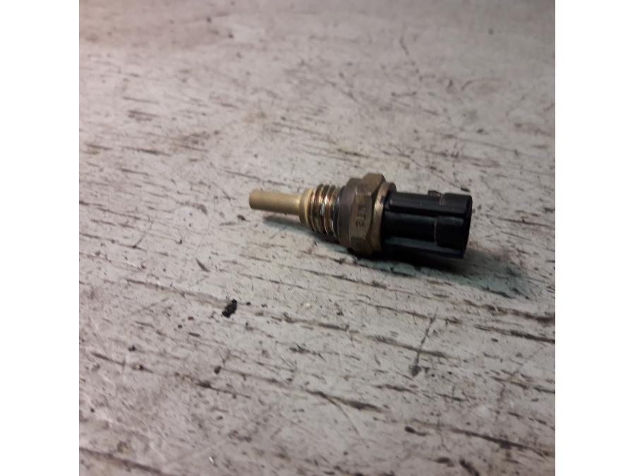 Framsidan på Vattentermostatgivare från en Suzuki VZ 1600 -2005 motorcykel.