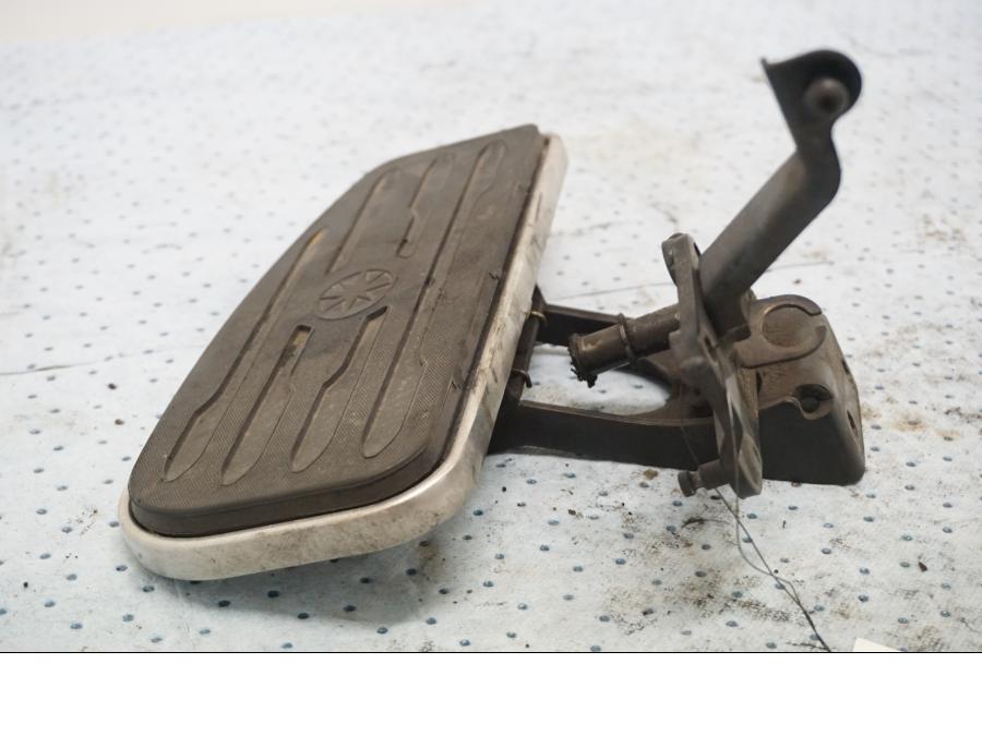 Höger sida på Fotplatta från en Yamaha XV 1600 -1999 motorcykel.