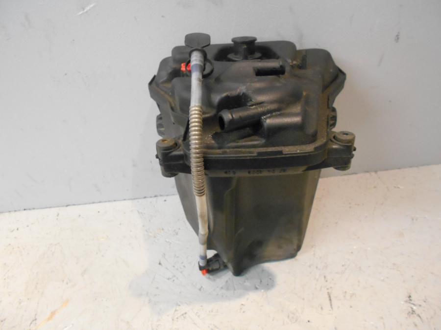 Framsidan på Oljetank från en BMW K 1300 R -2009 motorcykel.