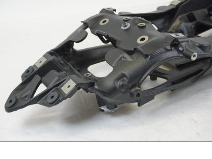 Snett nerifrån på Bakram från en Triumph Speed Triple -2021 motorcykel.