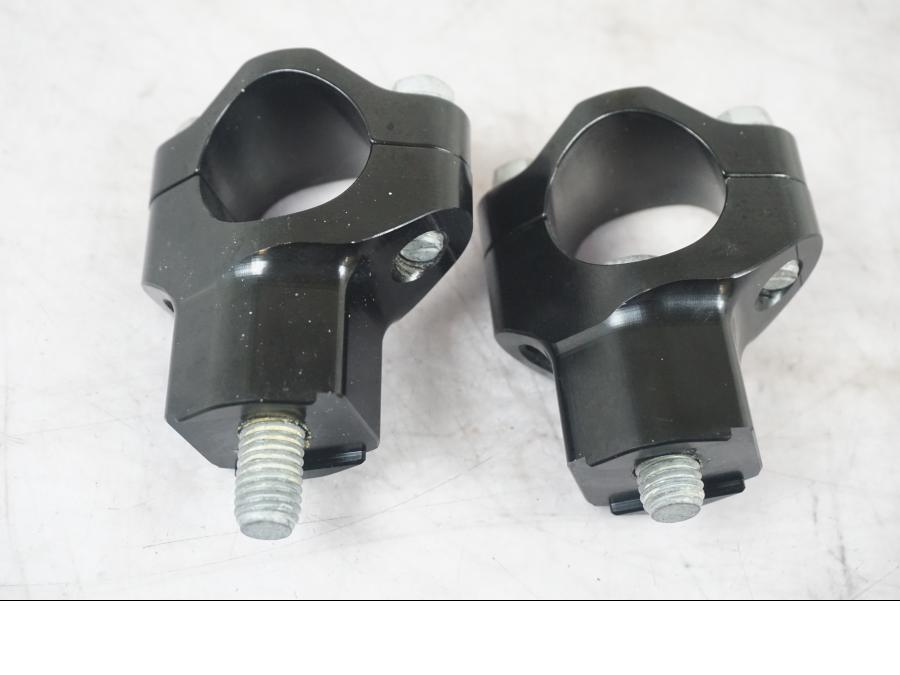 Framsidan på Styrfäste från en KTM 1290 Super Adventure S -2022 motorcykel.