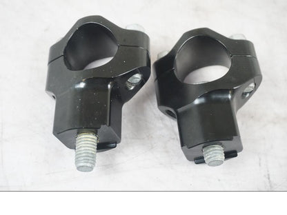 Framsidan på Styrfäste från en KTM 1290 Super Adventure S -2022 motorcykel.