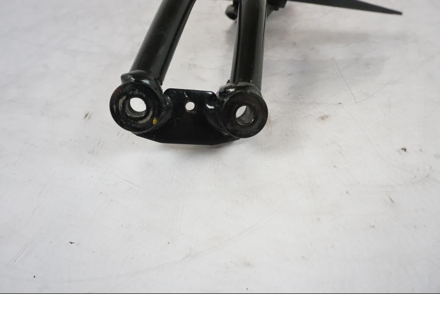 Vänster sida på Fotpinnefäste från en KTM 125 Duke -2017 motorcykel.