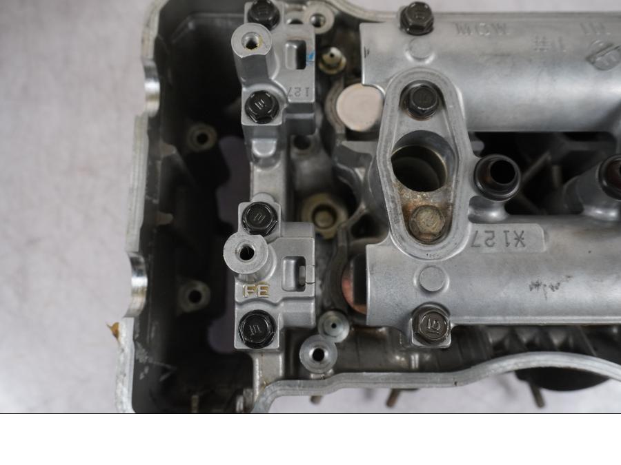 Höger sida på Topplock från en Honda VFR 800 -2005 motorcykel.