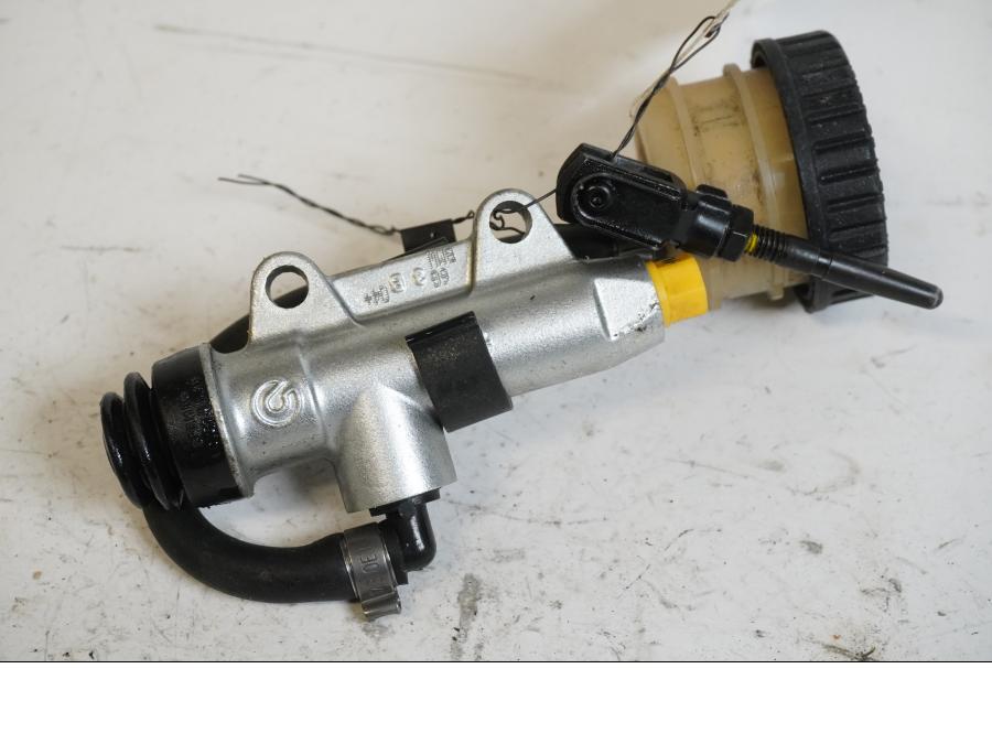 Baksidan på Bromshuvudcylinder från en BMW K 1200 S -2006 motorcykel.