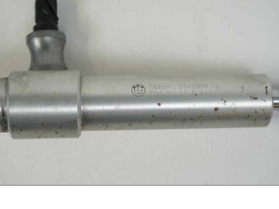 Snett uppifrån på Styrdämpare från en BMW S 1000 R -2019 motorcykel.