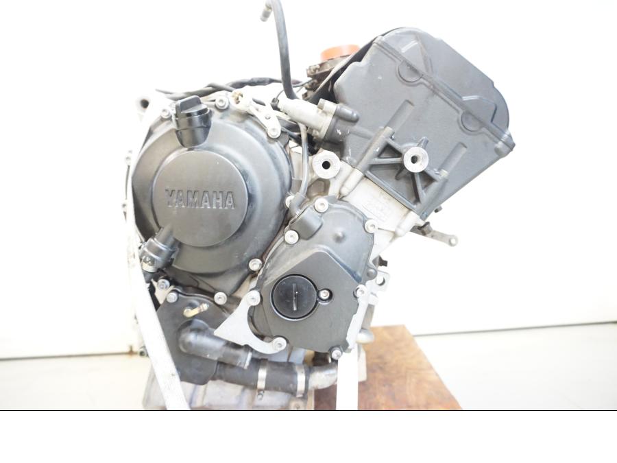 Höger sida på Motor från en Yamaha YZF R6 -2006 motorcykel.