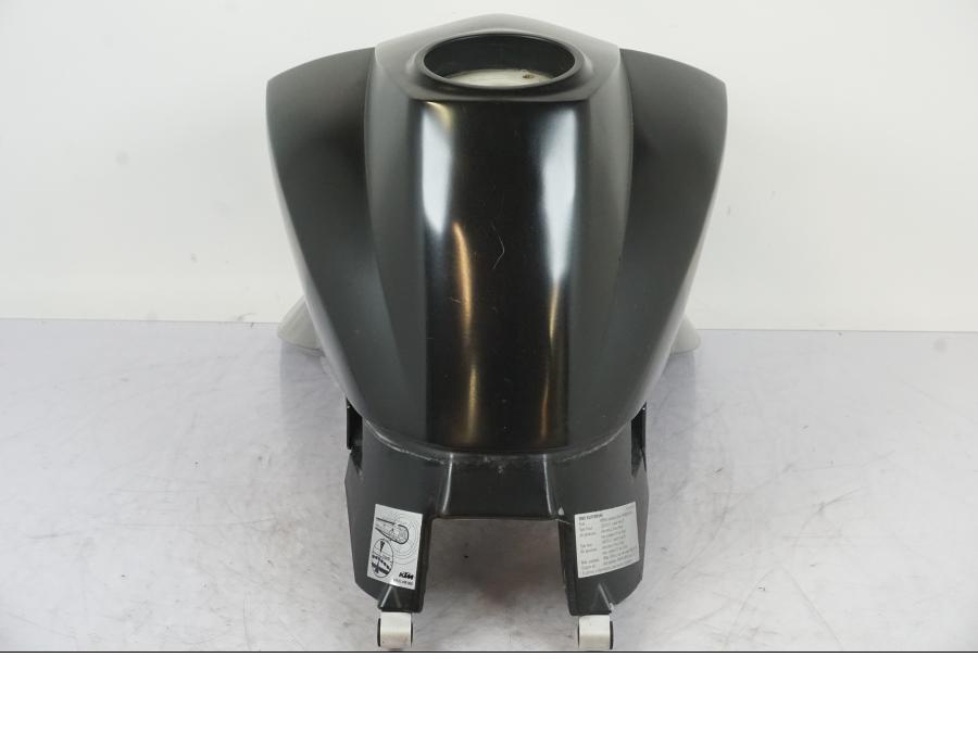 Vänster sida på Bensintank från en KTM 990 Super Duke -2006 motorcykel.