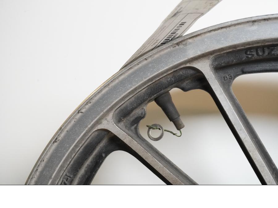 Snett nerifrån på Fälg från en Suzuki GSX 400 -1983 motorcykel.