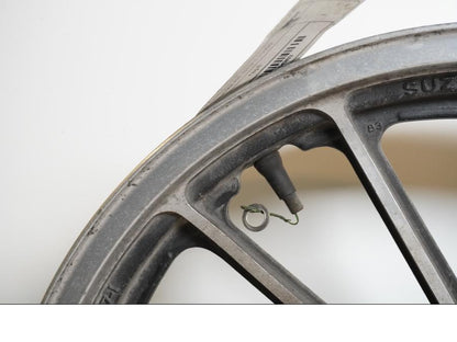 Snett nerifrån på Fälg från en Suzuki GSX 400 -1983 motorcykel.