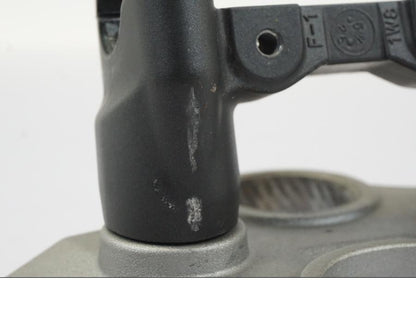 Vänster sida på Gaffelkrona från en Yamaha MT-07 -2016 motorcykel.