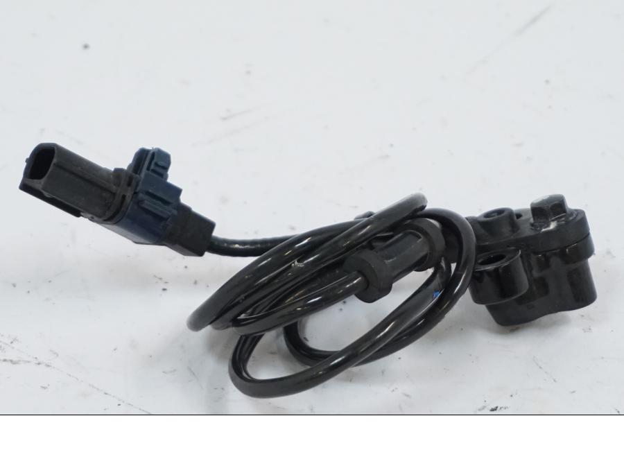 Snett nerifrån på ABS givare från en Honda CB 650 R -2019 motorcykel.