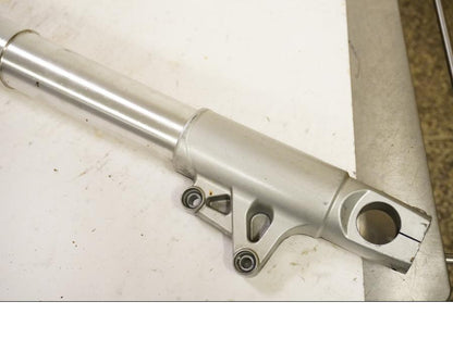 Baksidan på <p>Gaffelben höger från BMW R 1200 GS 2006.</p>

<p>Små märken finns på nedre del av gaffelben.</p> motorcykel.