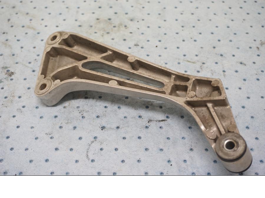 Baksidan på Fotpinnefäste från en Honda VTR 1000 F -1997 motorcykel.