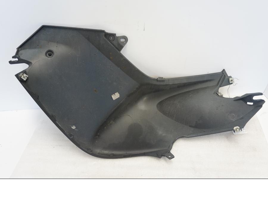 Baksidan på Bensintankskåpa från en BMW K 1300 R -2011 motorcykel.