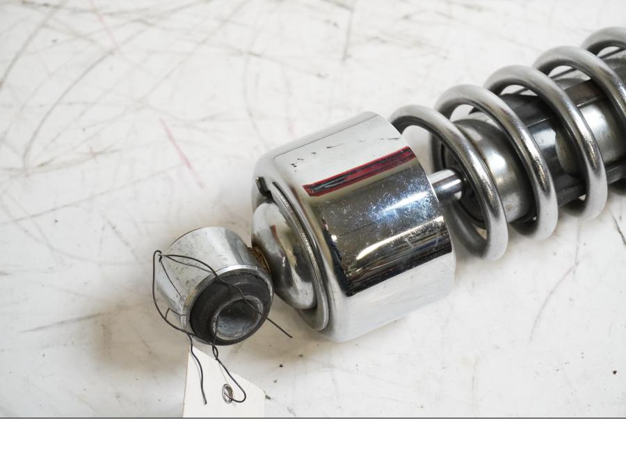 Baksidan på Stötdämpare från en H-D Sportster 1200 XL1200C -1999 motorcykel.