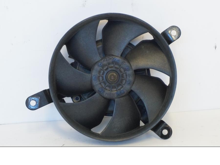 Baksidan på Vattenkylfläkt från en Honda CBR 900 RR -2001 motorcykel.