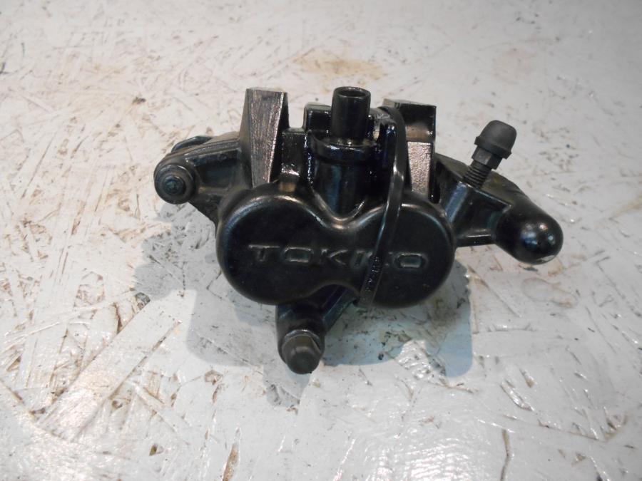 Framsidan på Bromsok från en Suzuki VZ 800 -2000 motorcykel.