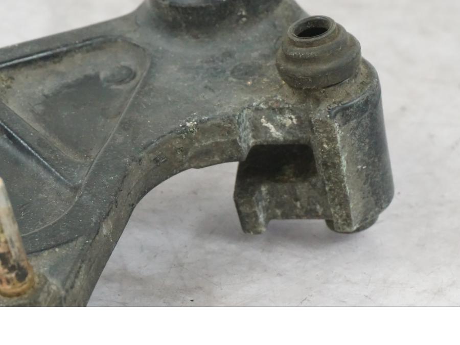 Snett nerifrån på Bromsoksfäste från en Honda ST 1100 -1990 motorcykel.