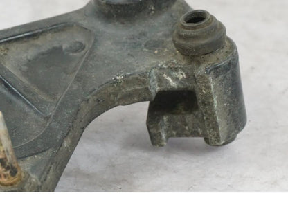 Snett nerifrån på Bromsoksfäste från en Honda ST 1100 -1990 motorcykel.