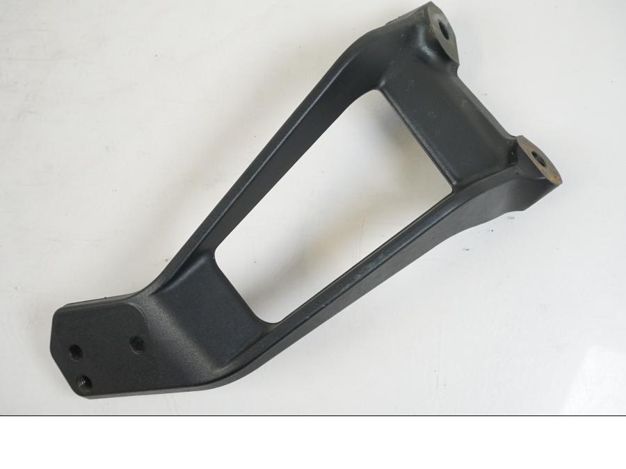 Framsidan på Fotpinnefäste från en KTM 1290 Super Duke R -2015 motorcykel.