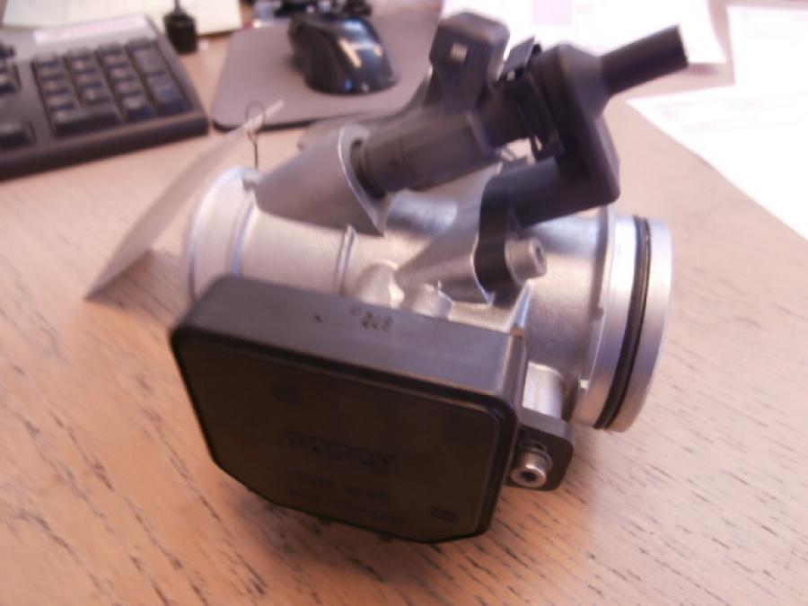 Baksidan på Spjällhus från en BMW R 1100 S -1999 motorcykel.