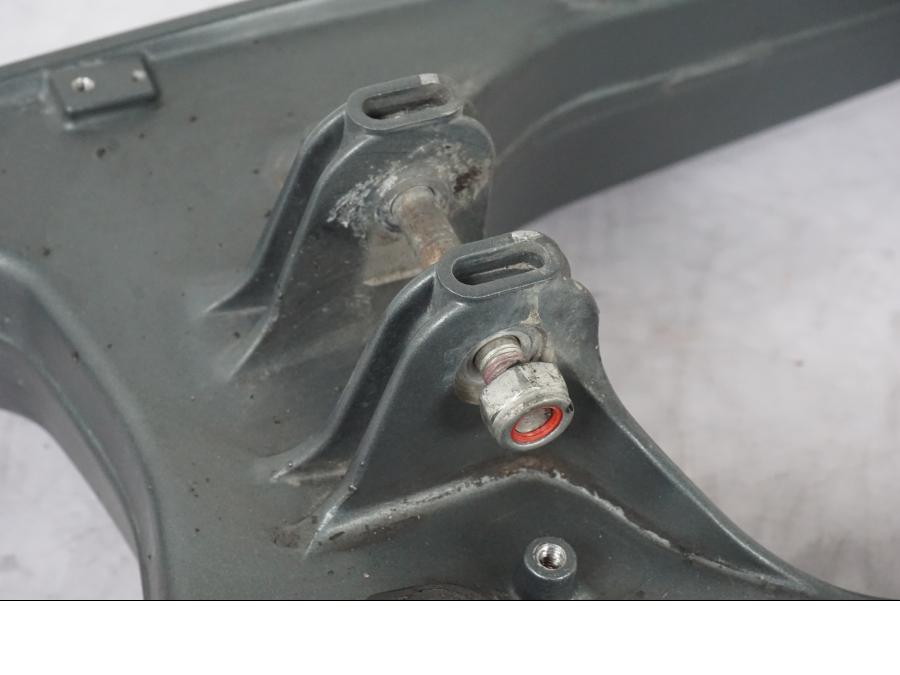 Vänster sida på Sving från en KTM 390 Duke -2018 motorcykel.