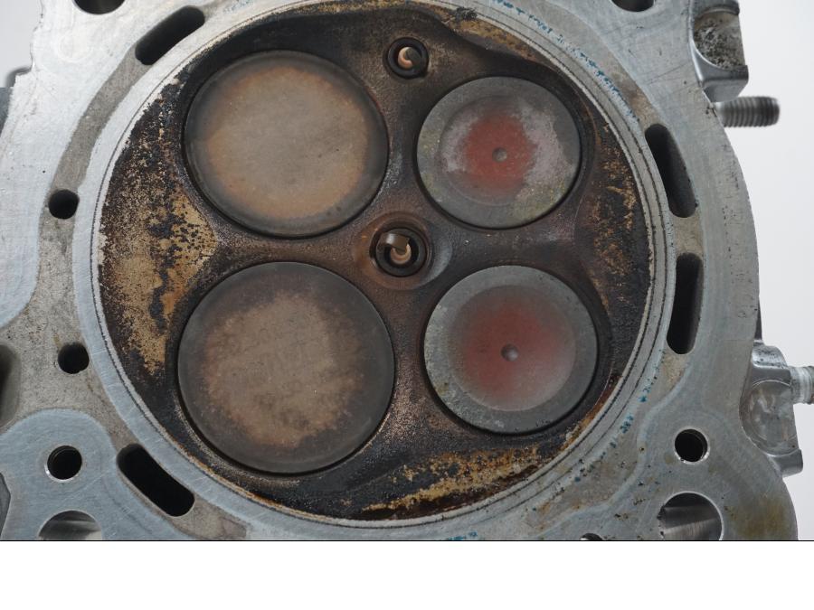 Extrabild2 på Topplock från en KTM 1290 Super Duke R -2021 motorcykel.