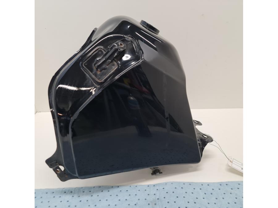 Framsidan på Bensintank från en Suzuki DR 650 -1995 motorcykel.