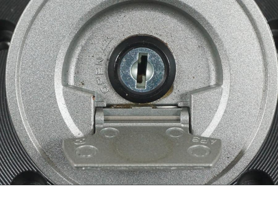 Extrabild3 på <p>Låssats från Yamaha MT-09 Tracer ABS 2016.</p>

<p>Tändningslås, antenn, cdi/ecu (2SC-8591A-00), tanklock, sadellås, 1st röd nyckel och 2st svarta nycklar</p> motorcykel.