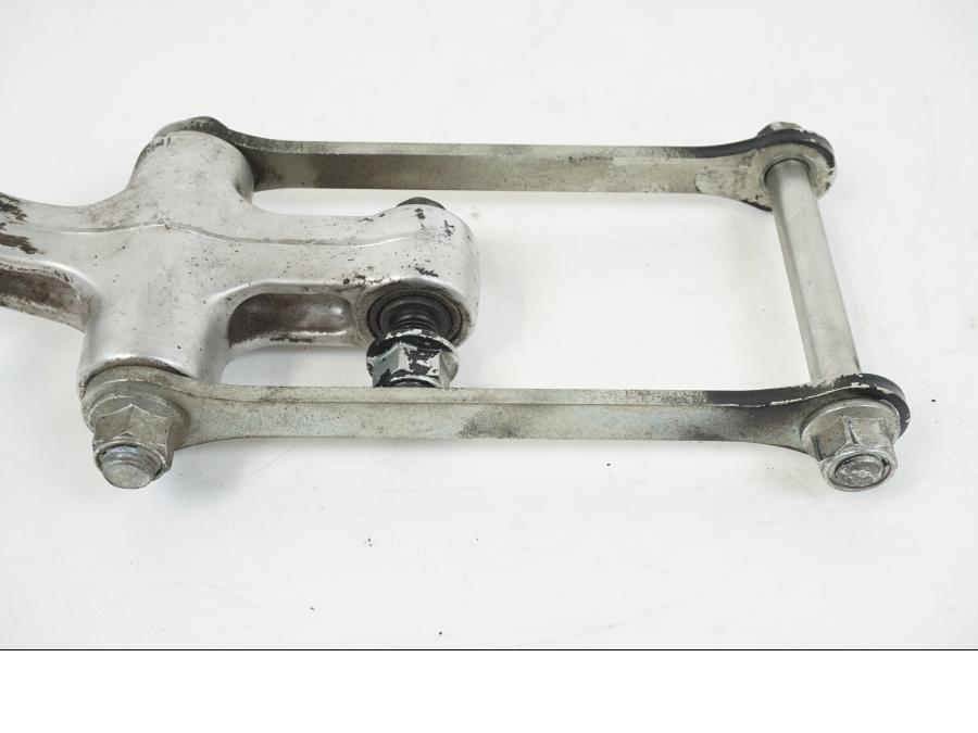 Snett nerifrån på Stötdämparlänkage från en Suzuki GSX 600 F -1998 motorcykel.