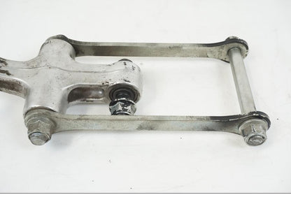 Snett nerifrån på Stötdämparlänkage från en Suzuki GSX 600 F -1998 motorcykel.