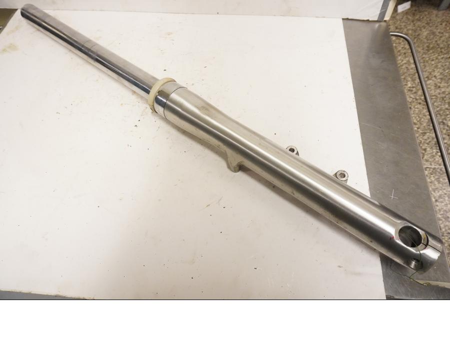 Framsidan på Gaffelben från en Honda VT 1100 C -1999 motorcykel.